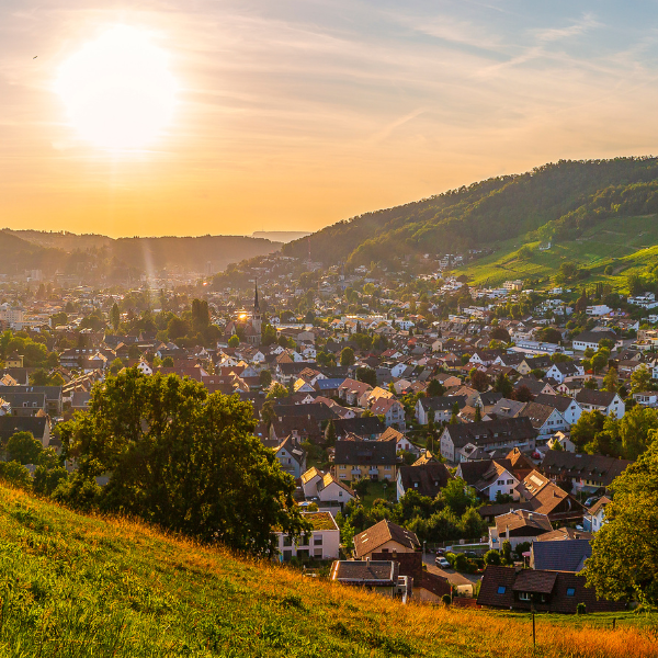 Flugaufnahme der Region Wettingen bei Sonnenuntergang – Gebiet des FTTH Glasfasernetzes von Wettingen4net